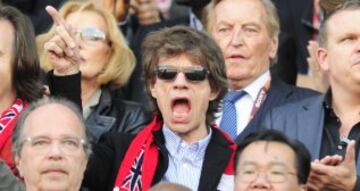 Mick Jagger a todo pulmón apoyando al Arsenal.