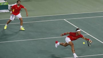 Marc L&oacute;pez y Rafa Nadal, durante la final de dobles de los Juegos Ol&iacute;mpicos ante los rumanos Mergea y Tecau.