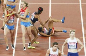 La francesa Agnes Raharolahy cae en la entrega del testigo durante la final del 4x400 femenino.