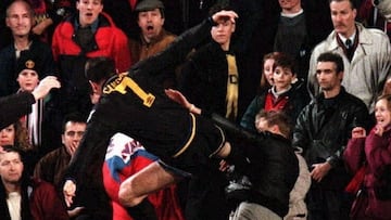 ERIC CANTONA PATADA AGRESION A UN SEGUIDOR EN LA GRADA