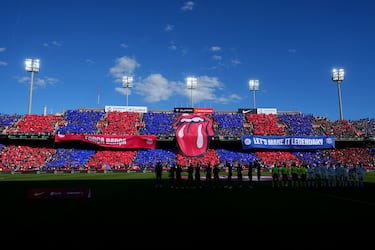 Vista general del interior del estadio Olímpico de Montjuic mientras se muestra una pancarta con el logo de los Rolling Stones antes del partido.