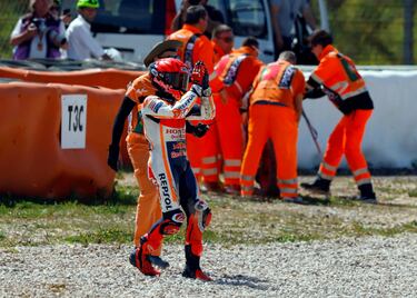 Reconociendo la culpa por el accidente, Márquez pidió perdón a los aficionados, molestos y preocupados por el estado de salud del piloto portugués, Miguel Oliveira, ídolo de la afición local.