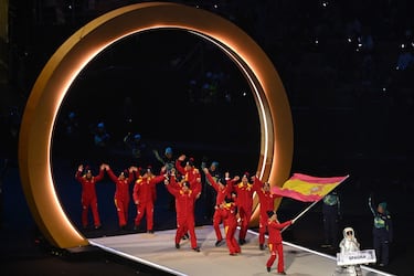 La abanderada Olivia Smart, encabeza la delegación de España en el desfile de la ceremonia de apertura de los Juegos Olímpicos de Invierno.