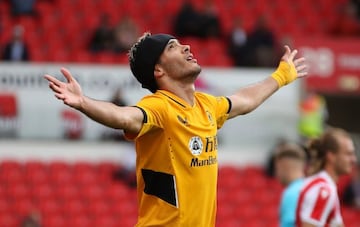 Raúl Jiménez festeja un gol en partido con el Wolves