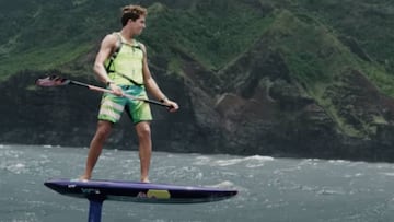 Kai Lenny practicando Kydrofoil con remo en Haw&aacute;i para su corto Malolo. 