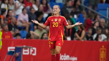 CORNELLÀ DE LLOBREGAT (BARCELONA), 03/06/2025.- La delantera de España, Cláudia Pina, celebra el segundo gol del combinado español durante el partido de la jornada 6 del grupo C de la Liga de Naciones entre España e Inglaterra, este martes en el RCDE Stadium en Cornellà de Llobregat (Barcelona). EFE/ Alejandro García