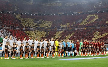 Los conjuntos del Sevilla y la Roma posan en el centro del campo del Puskás Aréna.