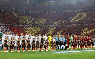 Los conjuntos del Sevilla y la Roma posan en el centro del campo del Puskás Aréna.