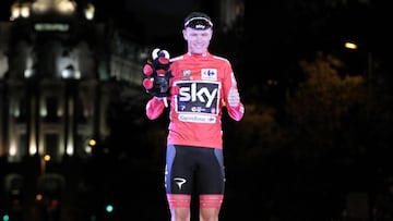 Chris Froome posa en el podio de Madrid como campeón de la Vuelta a España 2017.