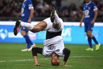 ROM01. ROMA (ITALIA), 12/10/2016.- Frederic Kanoute, es visto durante un partido de beneficencia 'Partido de la Paz- Unidos por la Paz' hoy, miércoles 12 de octubre de 2016, que es promovido por la fundación Escuelas del Encuentro, una organización impulsada por el papa Francisco, en el estadio Olímpico en Roma (Italia).