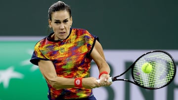 La tenista espa&ntilde;ola Nuria Parrizas devuelve una bola durante su partido ante Shelby Rogers en el BNP Paribas Open, el WTA 1.000 de Indian Wells, en el Indian Wells Tennis Garden de Indian Wells, California.