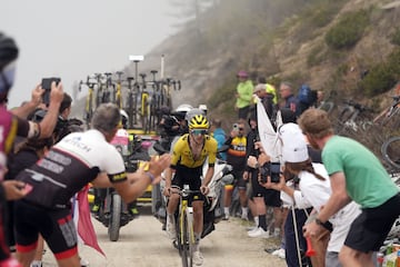 Llegado el sterrato, la maglia rosa ya estaba en manos de Yates de forma virtual sacándole cada vez más tiempo a Del Toro y Carapaz.