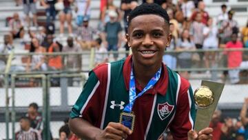 Kayky posa con la camiseta de Fluminense.