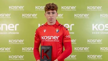 Víctor Muñoz posa con su trofeo.