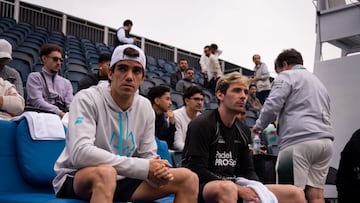 Lebrón y Stupaczuk esperando en el banquillo la decisión del árbitro.