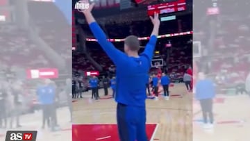 Luka Dončić sorprende a todos con una canasta increíble.