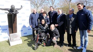 Jorge Azcón, José Manuel Franco, Eduardo Prieto, Miguel Carballeda, Ricardo Leiva, Saúl Craviotto y el escultor Javier Molina acompañan a Teresa Perales y su hijo en la inauguración de la estatua de la laureada nadadora.