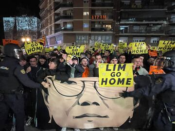 Aficionados sostienen una pancarta con el rostro de Layhoon, presidenta del Valencia.