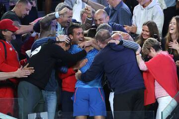 Novak Djokovic celebra su victoria ante Stefanos Tsitsipas yendo a festejarlo al palco con su familia y staff técnico.