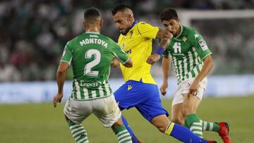 SEVILLA, 20/08/2021.- El delantero del C&aacute;diz &Aacute;lvaro Negredo (c) pelea un bal&oacute;n con el defensa del Betis Mart&iacute;n Montoya (i) durante el partido de LaLiga, este viernes en el estadio Benito Villamar&iacute;n. EFE/Jose Manuel Vidal