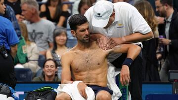 Novak Djokovic recibe un masaje en el hombro durante su partido de tercera ronda del US Open ante Juan Ignacio Londero en el USTA Billie Jean King National Tennis Center de New York.