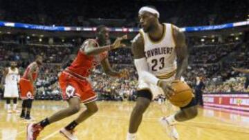 LeBron James se dispone a lanzar ante la defensa de Tony Snell.