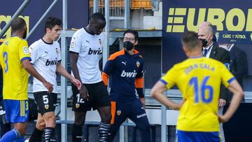 04/04/21 PARTIDO PRIMERA DIVISION 
 CADIZ - VALENCIA 
 BRONCA TANGANA CALA Y DIAKHABY 
 ABANDONO DEL CAMPO DEL VALENCIA POR PRESUNTOS INSULTOS RACISTAS DESDE EL MINUTO 29