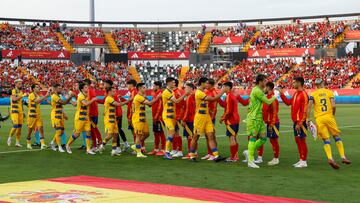 BADAJOZ, 05/06/2024.- Los jugadores de las selecciones española y andorrana se saludan antes del partido amistoso que España y Andorra disputan este miércoles en el estadio Nuevo Vivero, en Badajoz. EFE/Julio Muñoz
