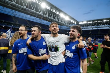 Jofre Carreras celebra el ascenso del Espanyol con una camiseta dedicada a sus padres.