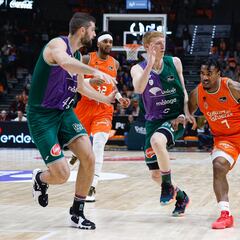 El Unicaja arrolla al Valencia Basket