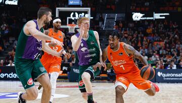 Alberto Díaz y David Kravish intentan frenar a Chris Jones.