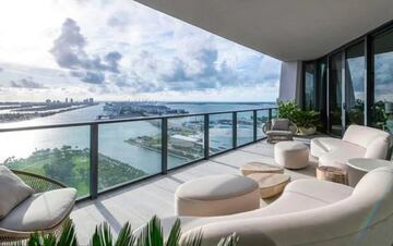 El exfutbolista y su esposa Victoria compraron recientemente esta casa en el rascacielos One Thousand Museum en Miami dise?ado por Zaha Hadid. El ¨¢tico de dos plantas y cinco habitaciones tiene m¨¢s de mil metros cuadrados. El edificio cuenta con piscinas al aire libre y otra cubierta en la planta 60, gimnasio, spa, peluquer¨ªa, sal¨®n de belleza y zonas comunes donde realizar presentaciones y eventos privados.