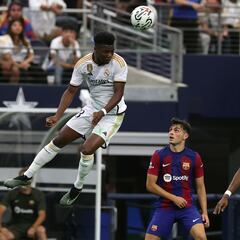 Arlington (United States), 29/07/2023.- Real Madrid Aurelien Tchouameni (L) in action as his teammate David Alaba (R) and Pedri of Barcelona (C) react during the friendly soccer match between FC Barcelona and Real Madrid, in Arlington, Texas, USA, 29 July 2023. (Futbol, Amistoso) EFE/EPA/ADAM DAVIS