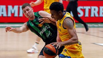 GRAF2534. BADALONA (BARCELONA), 11/04/2021.- El alero nigeriano del Herbalife Gran Canaria, Stan Okoye (d) intenta superar al alero del Joventut de Badalona, Joel Parra, durante el partido de Liga ACB que se juega hoy domingo en el Olímpico de Badalona. EFE/Toni Albir