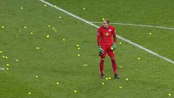 Aficionados del Eintracht Frankfurt avientan pelotas a la cancha en forma de protesta