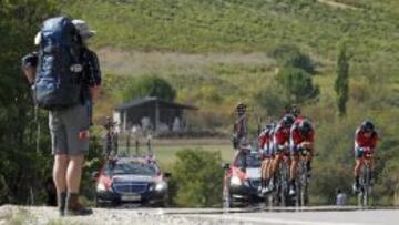 EN EL CAMINO. Un peregrino presencia a pie de carretera el paso del equipo BMC hacia el oro en la crono inaugural de Ponferrada.