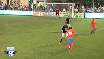 El golazo a lo Ronaldinho en un partido amateur de Italia