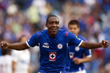 El colombiano llegó procedente de Las Palmas para el Apertura 2011. En un año con los celestes, Perea anotó ocho goles. Después salió al Changchun Yai de la liga china.