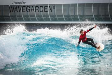 Un surfista monta una ola durante el Campeonato Inglés de Surf Interclub en The Wave, un complejo de surf interior cerca de Bristol. La primera piscina de olas del mundo utiliza tecnología innovadora que proporciona hasta mil
olas de diferentes tamaños, desde aguas bravas para principiantes hasta olas de dos metros para profesionales.