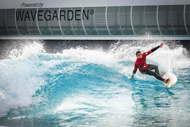 Un surfista monta una ola durante el Campeonato Inglés de Surf Interclub en The Wave, un complejo de surf interior cerca de Bristol. La primera piscina de olas del mundo utiliza tecnología innovadora que proporciona hasta mil
olas de diferentes tamaños, desde aguas bravas para principiantes hasta olas de dos metros para profesionales.