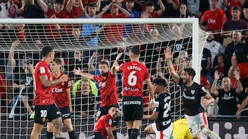 PALMA DE MALLORCA, 01/05/2023.- Los jugadores del Athletic Malcom Adu (2-d) y Raúl García (d) protestan una jugada en el área del Mallorca, durante el partido correspondiente a la jornada 32 de LaLiga Santander que RCD Mallorca y Athletic Club de Bilbao han disputado este lunes en el Visit Mallorca Estadi de Palma de Mallorca. EFE/Cati Cladera
