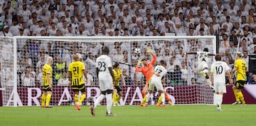 1-2. Kylian Mbappé cuelga el balón desde el lateral derecho y Antonio Rüdiger remata con un tremendo cabezazo el primer tanto. Imposible para Greg Kobel.