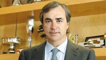 <b>NUEVAS ACTIVIDADES. </b>Sainz, como buen madridista, ha colaborado en un libro sobre Luis Figo.