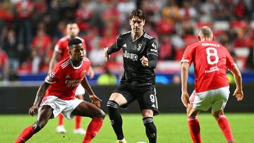 LISBON, PORTUGAL - OCTOBER 25: Dusan Vlahovic of Juventus is challenged by Florentino Luis of Benfica during the UEFA Champions League group H match between SL Benfica and Juventus at Estadio do Sport Lisboa e Benfica on October 25, 2022 in Lisbon, Portugal. (Photo by Octavio Passos/Getty Images)