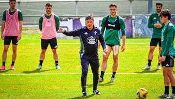Alejandro Menéndez, técnico del Racing de Ferrol, da indicaciones durante un entrenamiento.