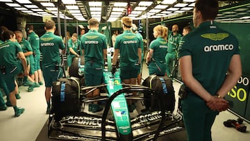 Mecánicos de Aston Martin, alrededor del coche de Alonso tras sus problemas en el volante en los Libres 2 de Bahréin.