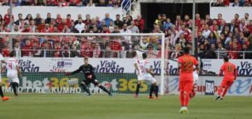 0-1. Messi marcó el primer gol.