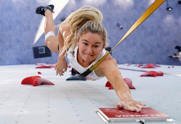Shauna Coxsey durante la prueba de escalada.