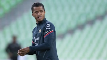 Giovani dos Santos durante el calentamiento con el América