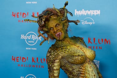 Este año, Heidi Klum se propuso dar auténtico miedo y lo ha cumplido. La top model alemana, de 52 años, volvió a ser la sensación de la noche con un disfraz de medusa verdosa, con un nido de serpientes en movimiento como tocado.
